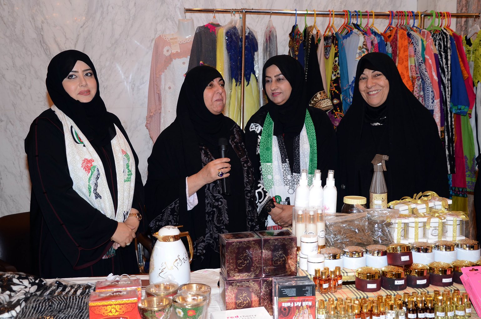 جانب من الدورة ال37 لسوق (التطوعية النسائية) الخيري السنوي في صالة الشيخة مريم سعد العبد الله الصباح بالقادسية