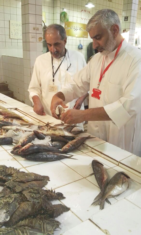 جانب من الحملة التفتيشية على اسواق السمك بالمباركية