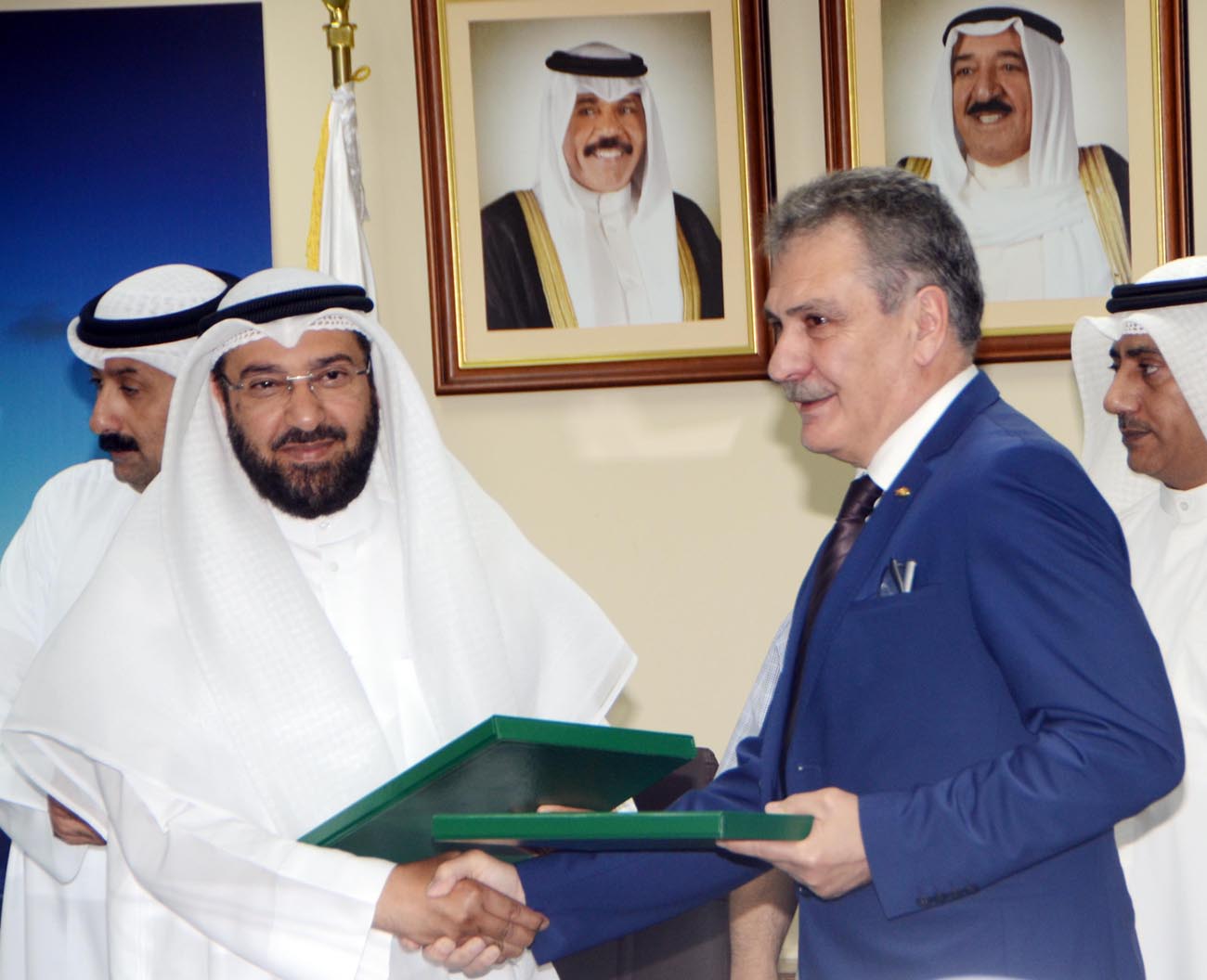 Minister of Public Works and Minister of State for National Assembly Affairs Dr. Ali Al-Omair and Vice Chairman of Limak Holding Sezai Bacaksiz during the signature ceremony