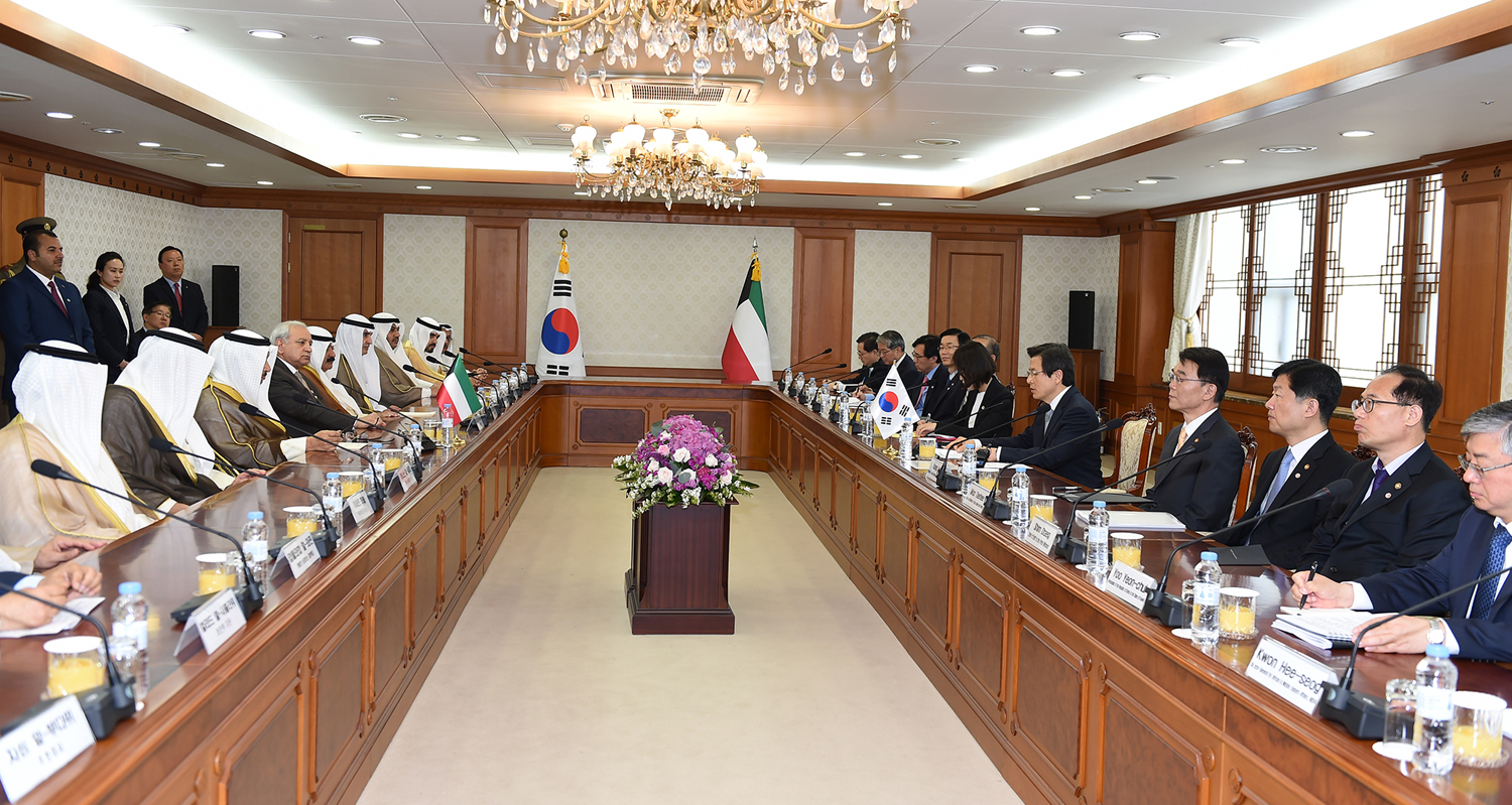 His Highness the visiting Kuwaiti Prime Minister Sheikh Jaber Al-Mubarak Al-Hamad Al-Sabah meets with his Korean counterpart Hwang Kyo-ahn