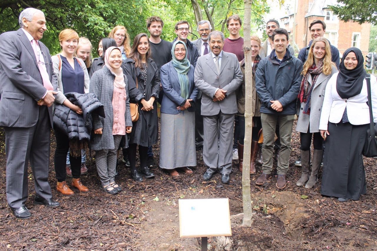 Abdulaziz Saud Al-Babtain plants a tree for world peace at Oxford Centre for Islamic Studies