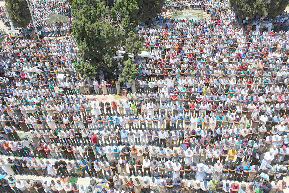 250 ألف شخص يؤدون صلاة الجمعة الثالثة من رمضان في المسجد الأقصى