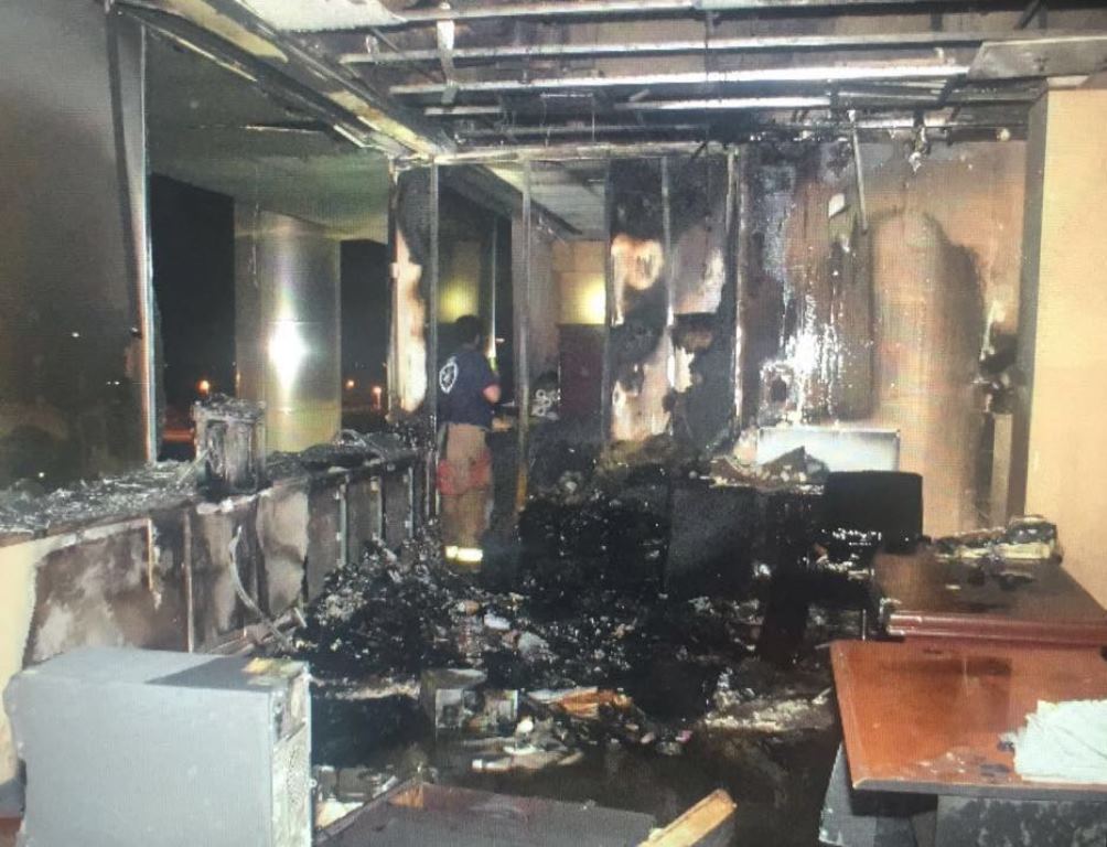 اثار الحريق الذي شب في احد المكاتب الادارية في (مبنى نواف الاحمد)