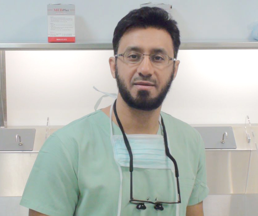رئيس الفريق ورئيس قسم جراحة القلب والصدر في مستشفى الامراض الصدرية الدكتور طارق العيناتي