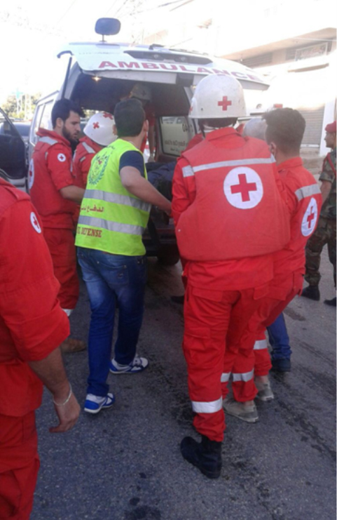 الصليب الاحمر اللبناني ينقل المصابين في تفجيرات القاع شمال شرق لبنان