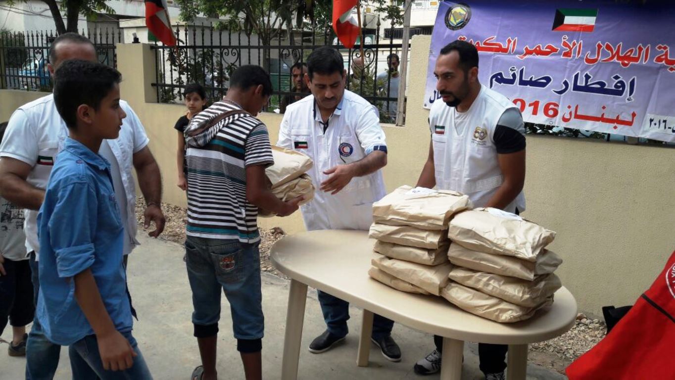 جانب من تقديم المساعدات للنازحين السوريين في لبنان عن طريق جمعية (الهلال الاحمر الكويتي)