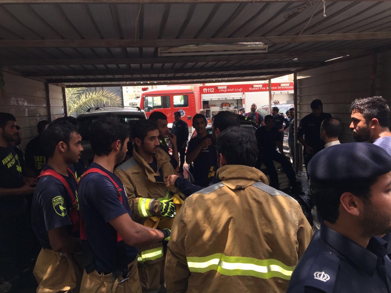 رجال الاطفاء أثناء عملية اطفاء الحريق الذي نشب في منزل عربي في منطقة الفروانية