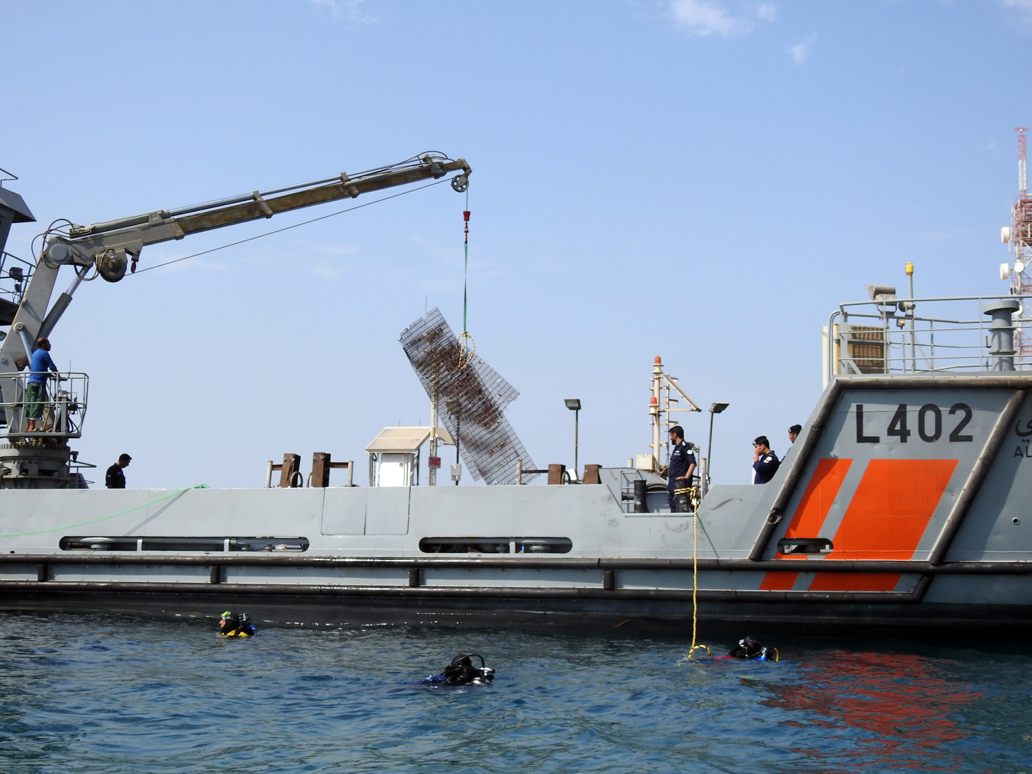 فريق الغوص الكويتي التابع للمبرة التطوعية البيئية خلال رفع ثلاثة أطنان من المخلفات الحديدية