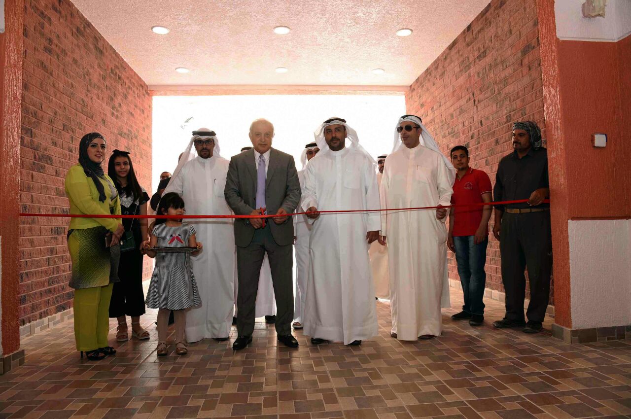 وزير التربية ووزير التعليم العالي الكويتي الدكتور بدر العيسى خلال افتتاح مدرسة (أم كلثوم بنت عقبة) المتوسطة بنات
