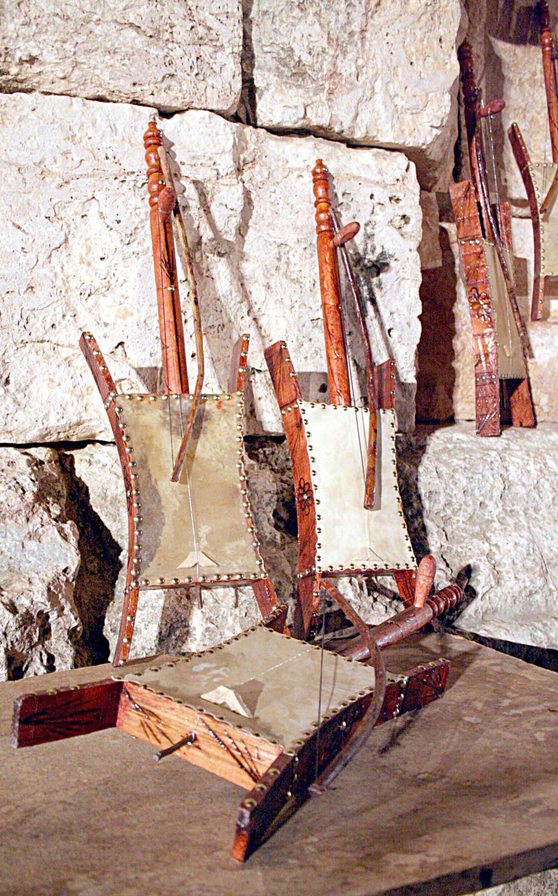 آلة العزف الوترية (الربابة) من الأدوات الموسيقية التي استخدمها واشتهر بها أهل البادية العربية منذ قرون