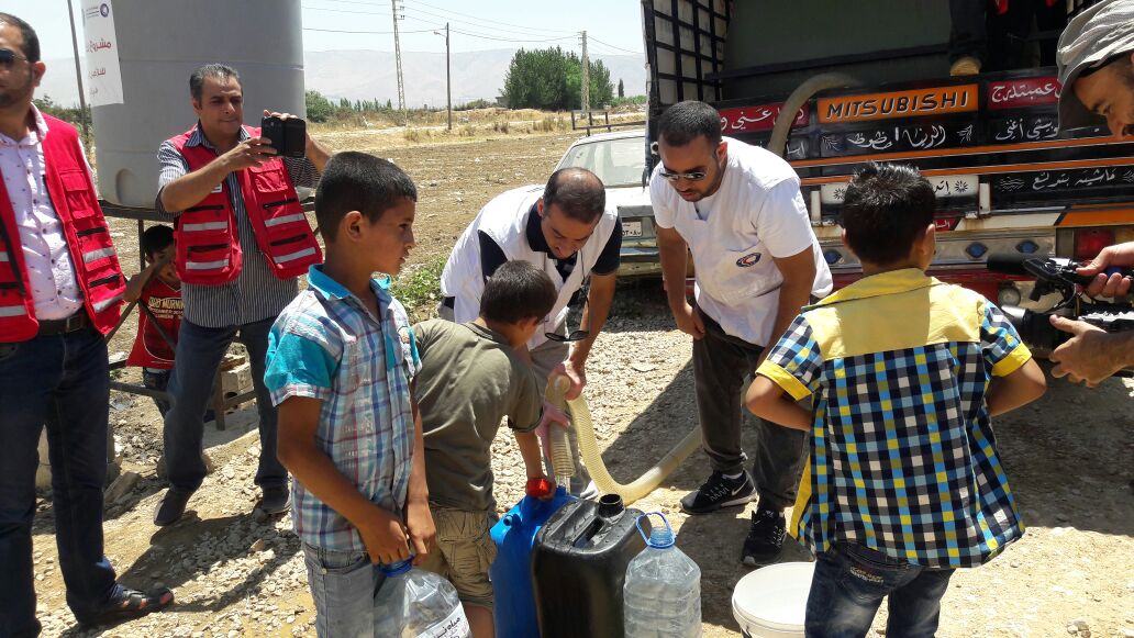 جانب من توزيع مياه عذبة على اسر سورية نازحة في منطقة البقاع شرق لبنان
