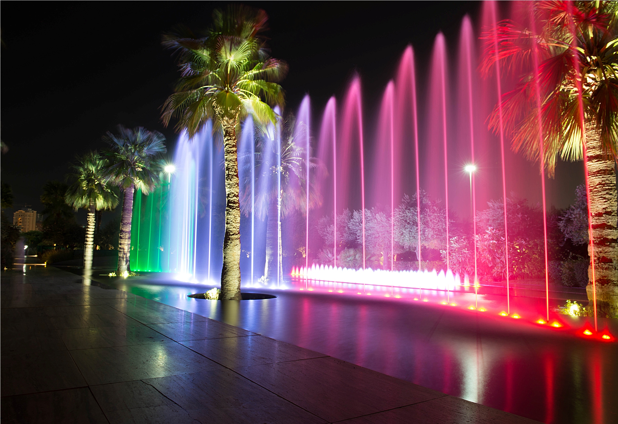 Spectacular lightshows, fascinating greenery, water fountains, and outstanding monuments, hot evenings at Al-Shaheed Park
