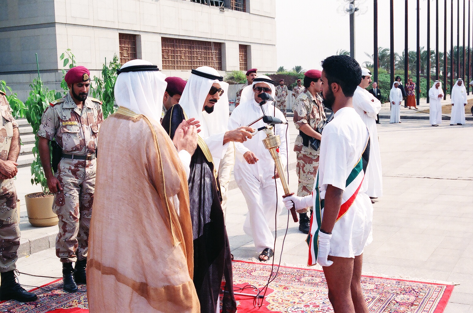 سمو الأمير الراحل الشيخ جابر الأحمد الجابر الصباح يشعل شعلة العلم إيذانا ببدء العام الدراسي الجديد بعد تحرير دولة الكويت عام 1991