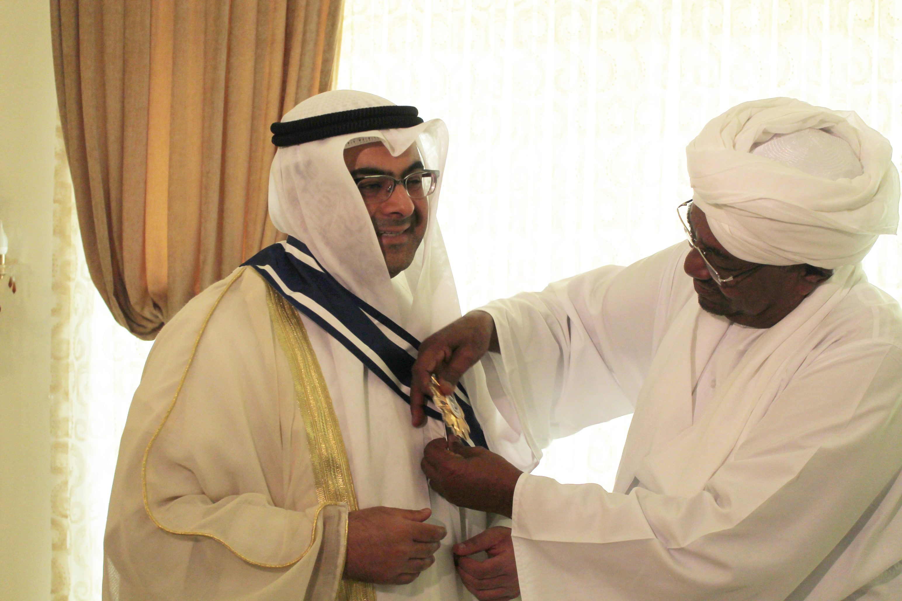 Sudanese President Omar Hassan Al-Bashir bestows the Order of the Two Niles to the Kuwaiti ambassador to Khartoum Talal Mansour Al-Hajri