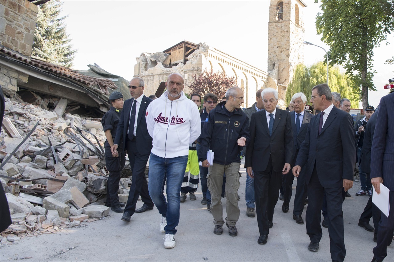 رئيس الجمهورية الايطالي سيرجيو ماتاريللا يتفقد المناطق المنكوبة بالزلزال المدمر الذي ضرب وسط البلاد الأربعاء
