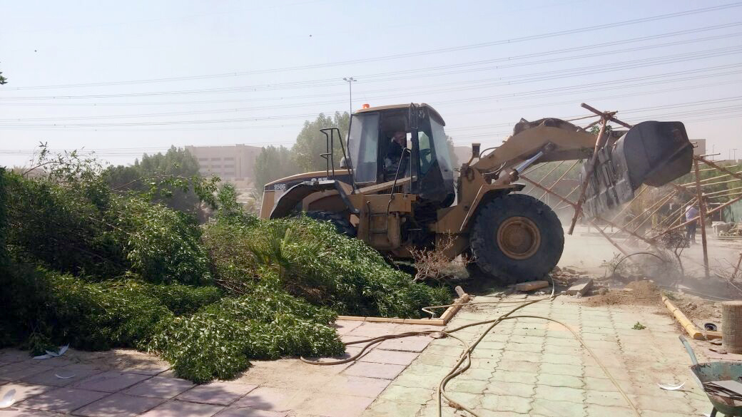 Farwaniya Municipality's emergency team removed encroachment crippling the fifth ring road expansion project