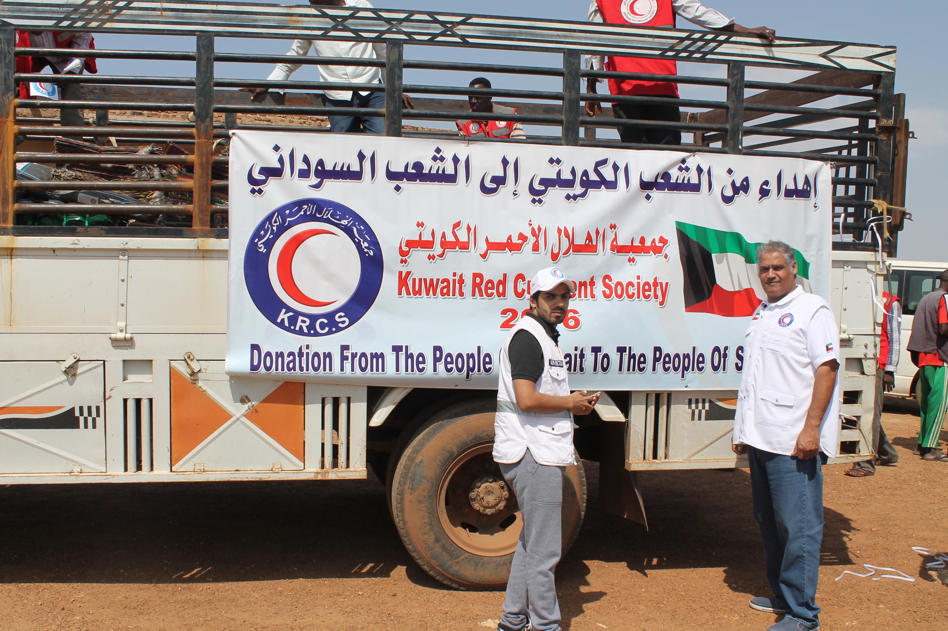 جانب من توزيع الهلال الاحمر الكويتي لمساعدات اغاثية لمتضرري السيول بضاحية سوبا