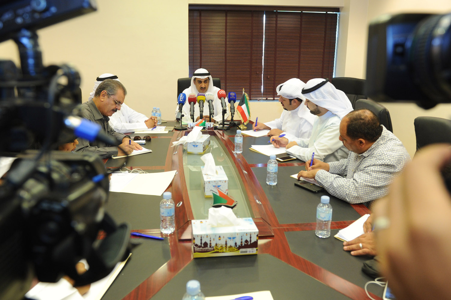 وزير التجارة والصناعة الدكتور يوسف العلي خلال إجتماعه مع المراقبين في مركز طوارئ الصديق