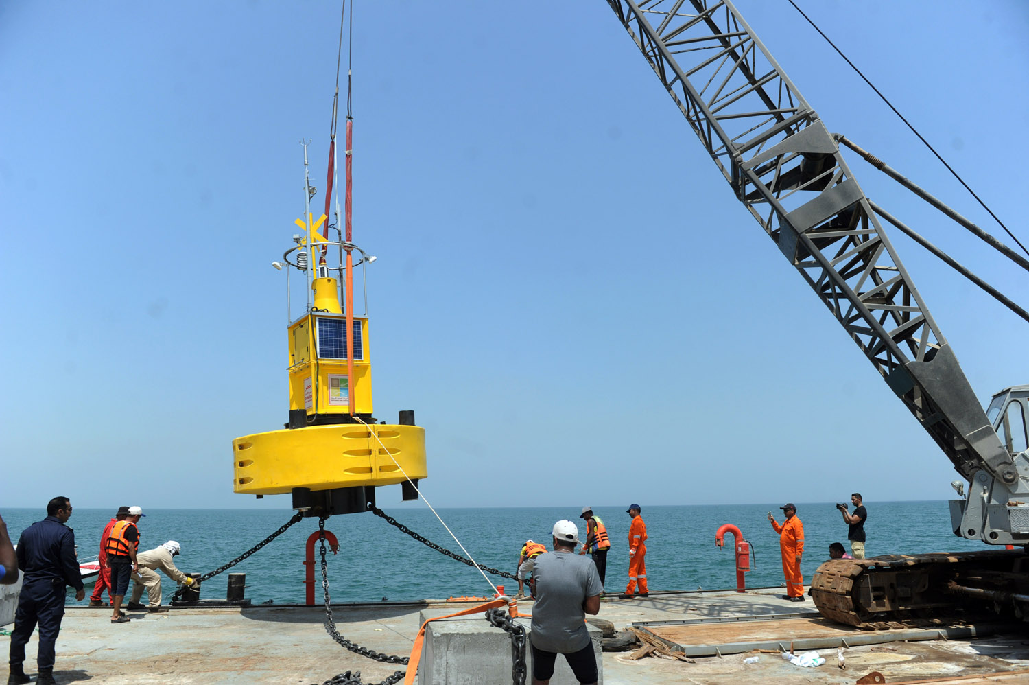 جانب من افتتاح مشروع محطات الرصد العائمة في المياه الاقليمية الكويتية