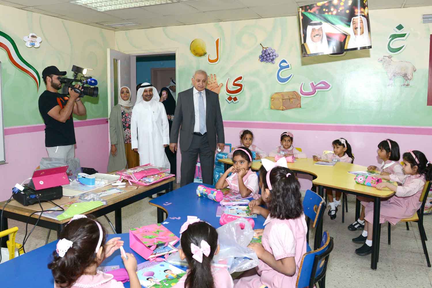 جانب من جولة وزير التربية ووزير التعليم العالي الدكتور بدر العيسى لبعض المدارس