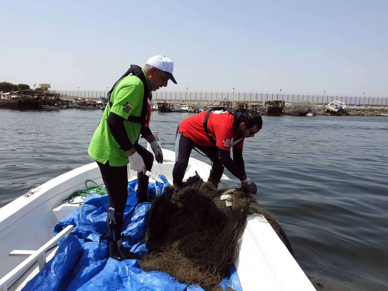 Kuwait Dive Team Removes Concrete blocks off Al-Shaab