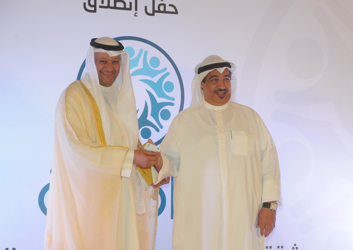 وزير الصحة الكويتي الدكتور علي العبيدي خلال توزيع بطاقات عافية