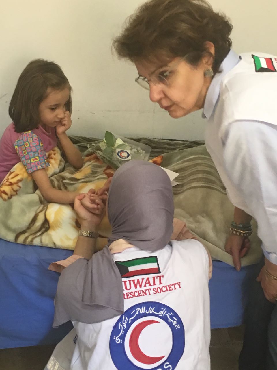 امين عام جمعية الهلال الاحمر الكويتي مها البرجس خلال تفقدها مشروعي علاج الاطراف الصناعية