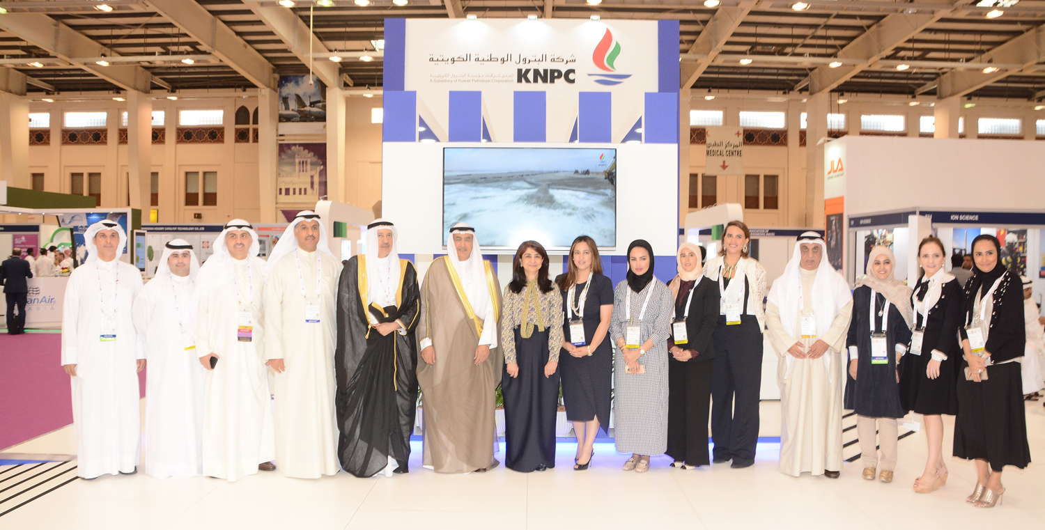 الرئيس التنفيذي لشركة البترول الكويتية العالمية بخيت الرشيدي يتوسط الحضور في مؤتمر ومعرض الشرق الأوسط للتكرير والبتروكيماويات العاشر ( بتروتيك 2016)