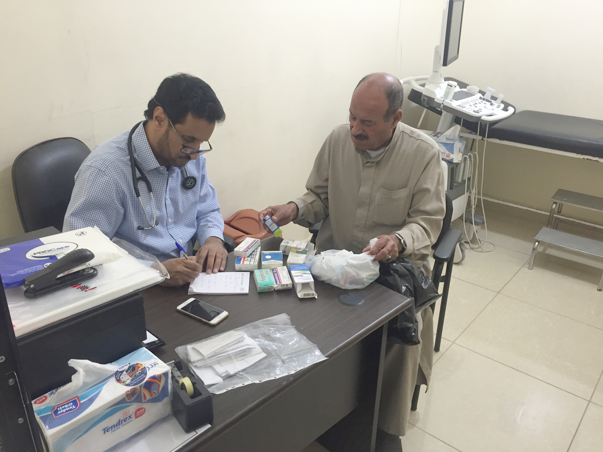رئيس الجمعية الطبية الدكتور محمد المطيري يقدم العلاج لاحد المرضى