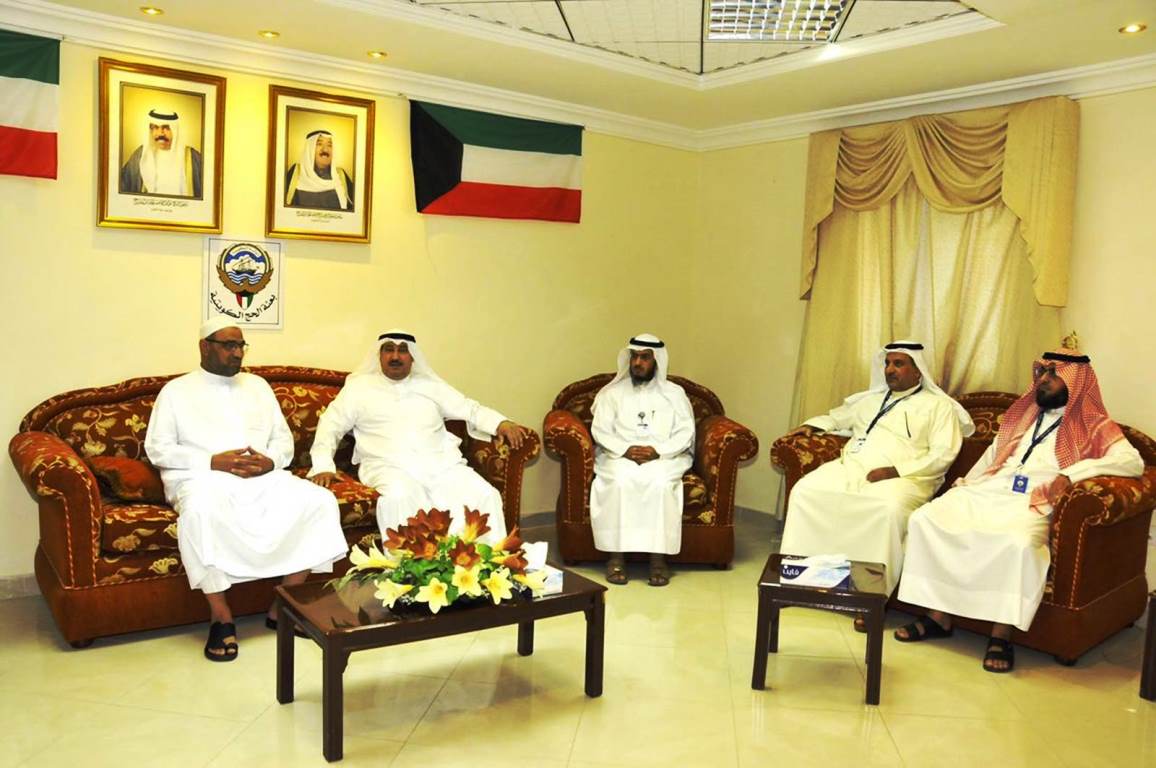Head of the Kuwaiti hajj mission and Assistant Undersecretary of the Ministry of Awqaf and Islamic Affairs Khlaif Muthib Al-Athaina receives his Palestinian peer Dr. Hassan Youssef Al-Saify in Makkah