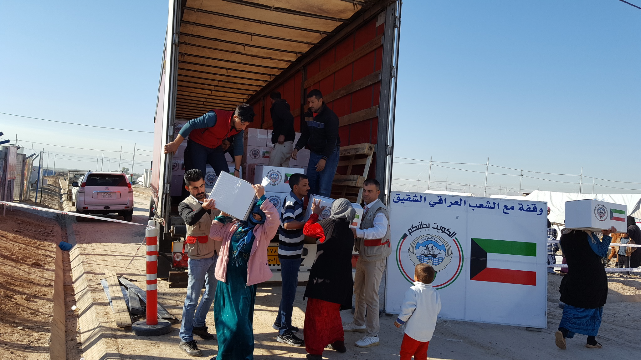 Kuwait hands over food baskets to 25,000 displaced Iraqis in Irbil