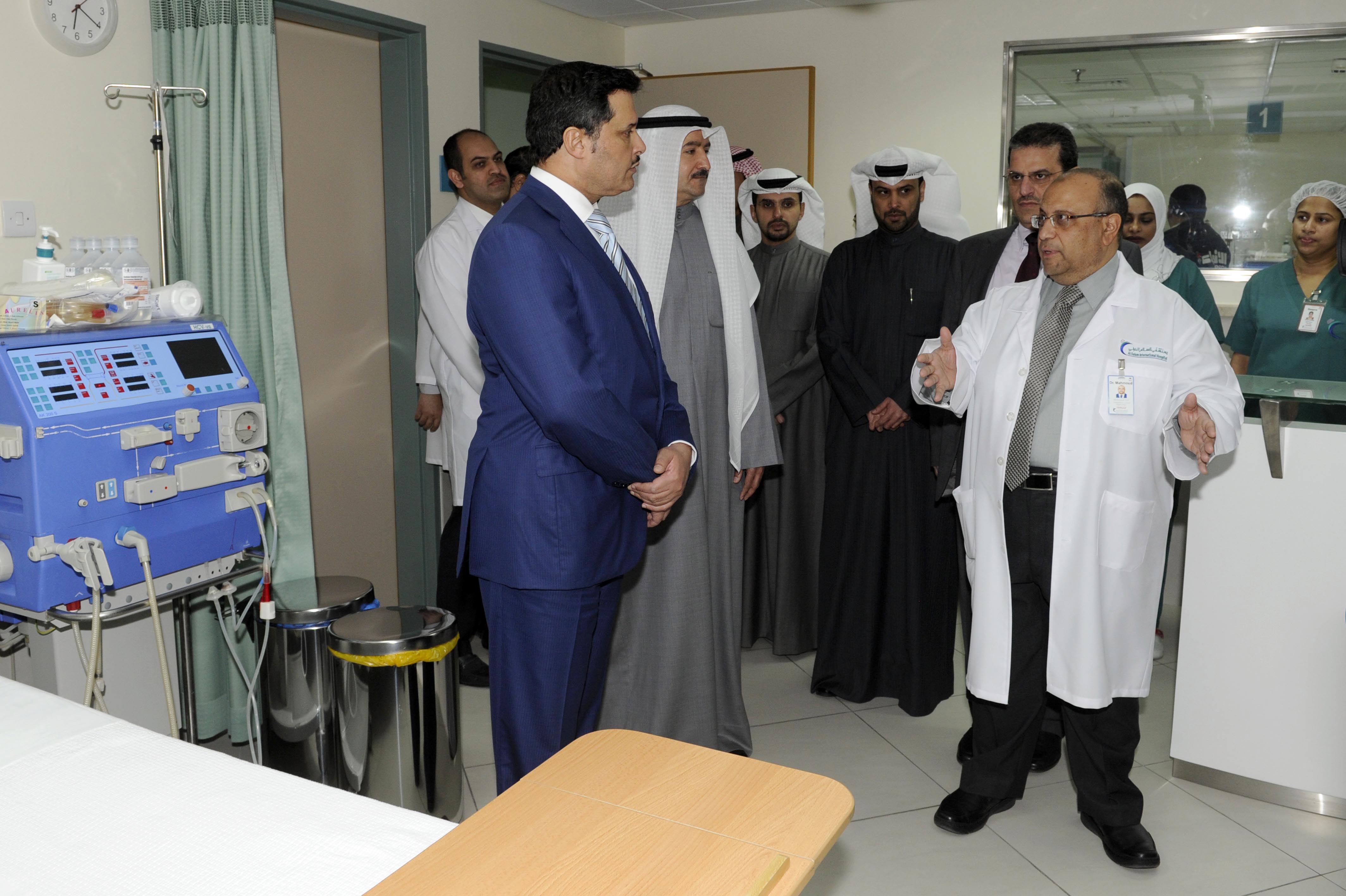 وزير الصحة الدكتور جمال الحربي خلال افتتاحه ثلاثة مراكز طبية للأسنان والكلى والعلاج الطبيعي في مستشفى السلام الدولي