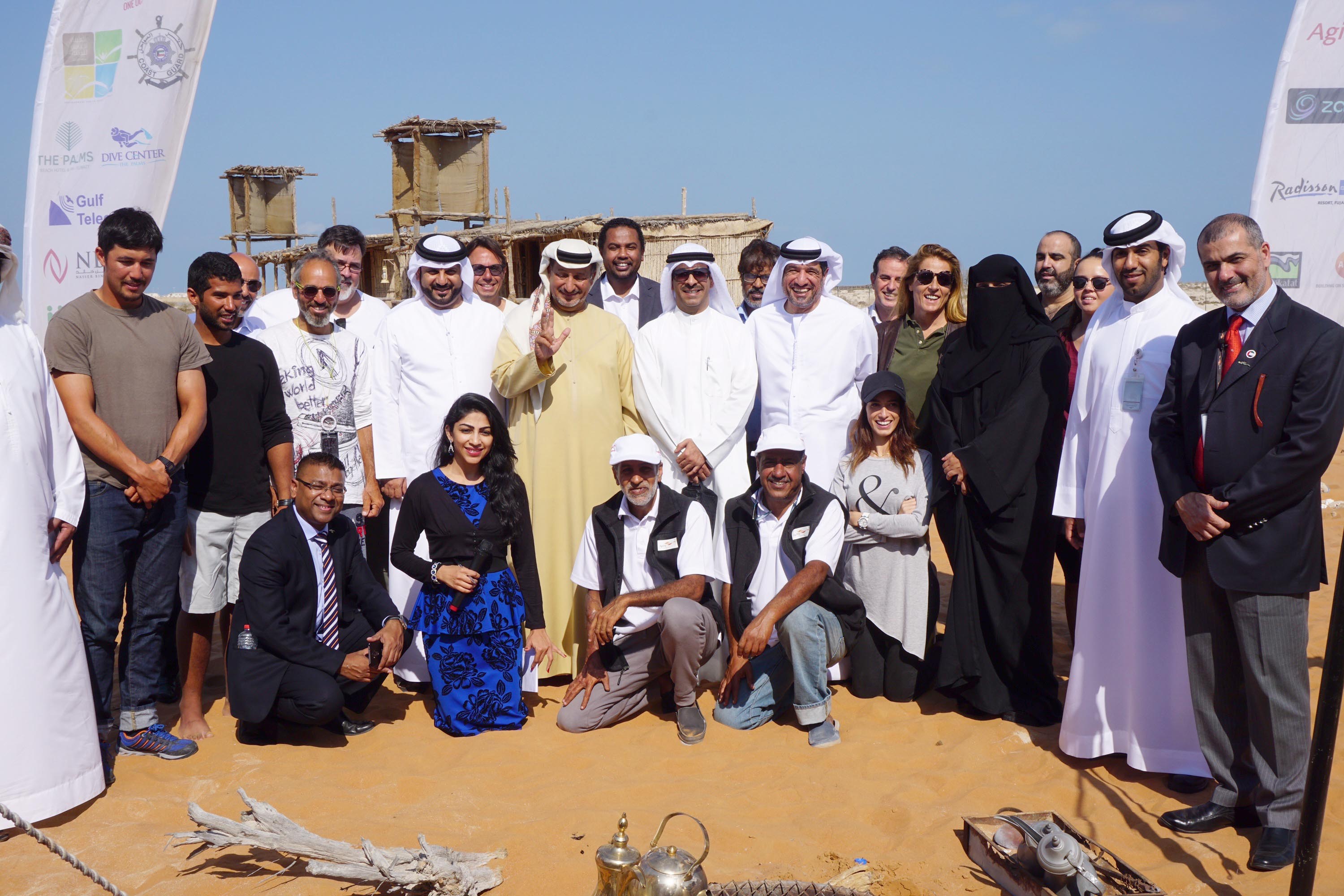 لقطة جماعية لفريق (كاياك فور كويت) مع المسؤولين الإماراتيين وأعضاء من القنصلية الكويتية