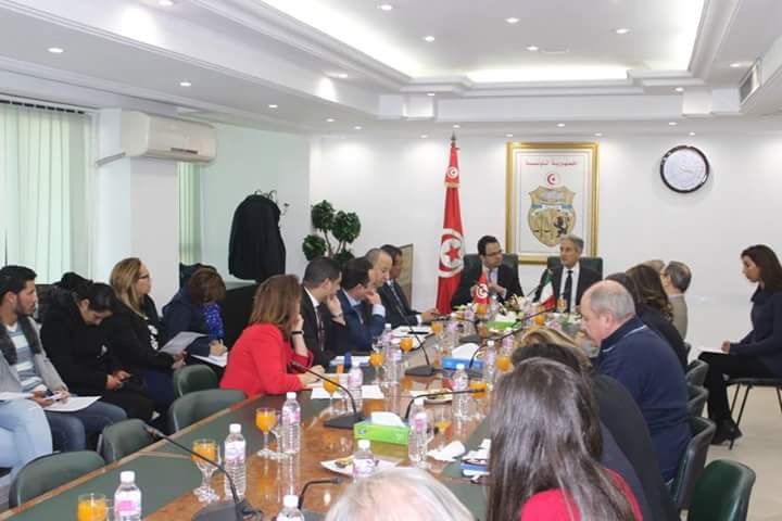 وزير الصناعة والتجارة التونسي زياد العذاري وسفير إيطاليا بتونس ريموندو دي كاردونا خلال مراسم توقيع الاتفاقية
