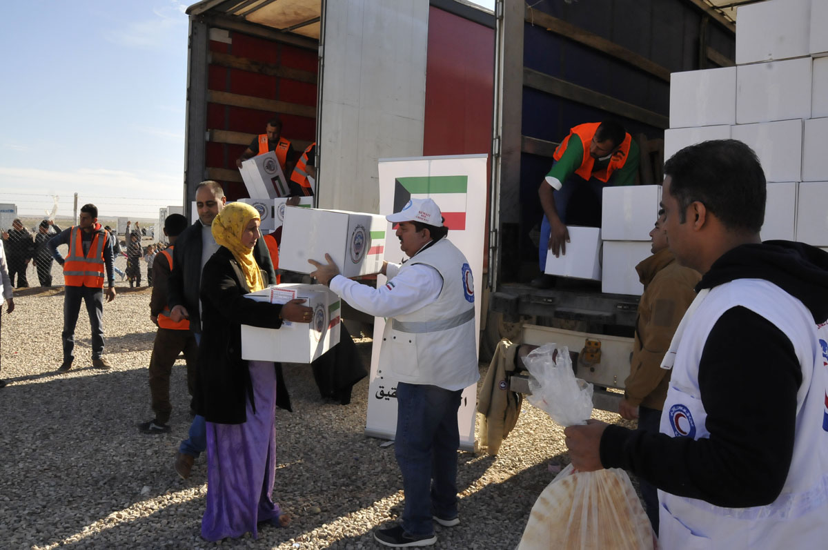 جانب من توزيع المساعدات على النازحين العراقيين
