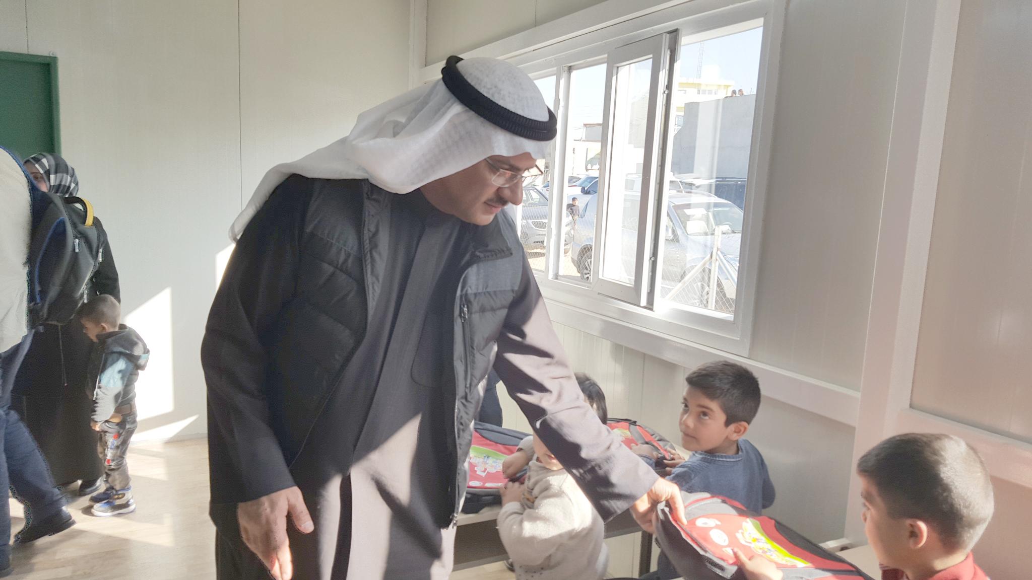 القنصل العام لدولة الكويت في اربيل الدكتور عمر الكندري خلال افتتاح مدرسة (الكويت الاولى) في منطقة (بيرزين) بأربيل