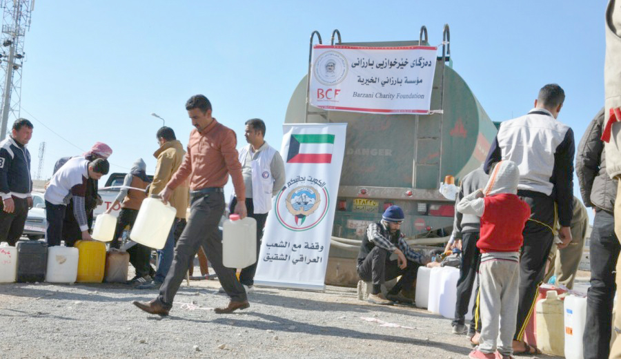 جانب من حملة توزيع جمعية الهلال الاحمر الكويتي النفط الابيض على النازحين من الموصل