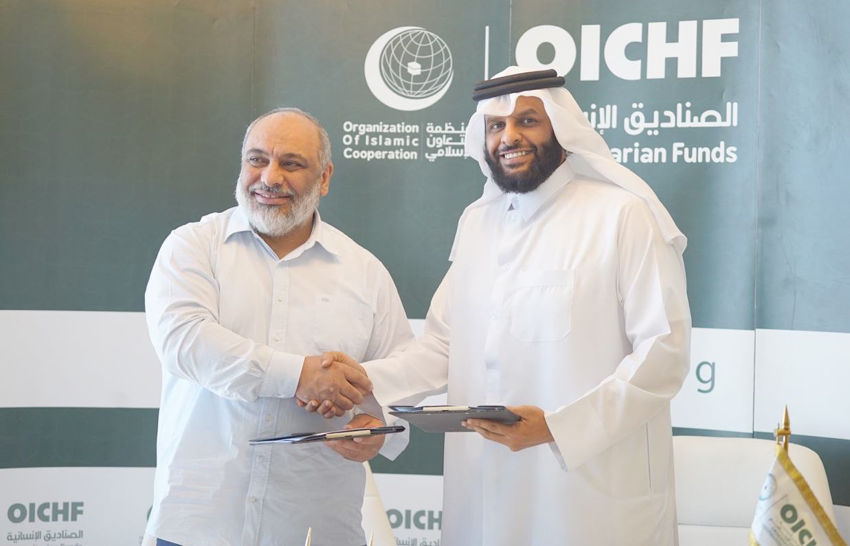 Sheikh Abdulaziz Al-Thani from the OIC and Fehmi Bulent Yildirim, President of the Turkish relief body, IHH during the signing ceremony