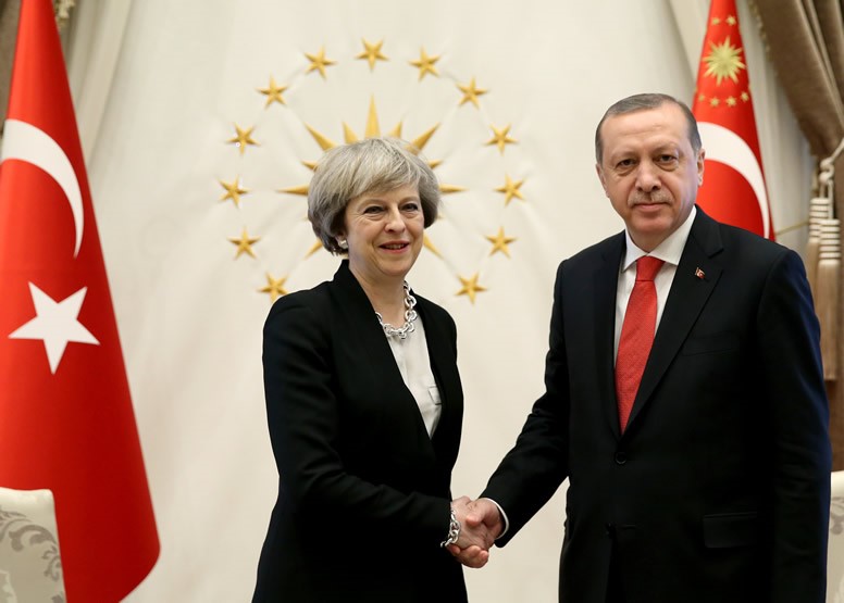الرئيس التركي رجب طيب اردوغان مع رئيسة الوزراء البريطانية تيريزا ماي