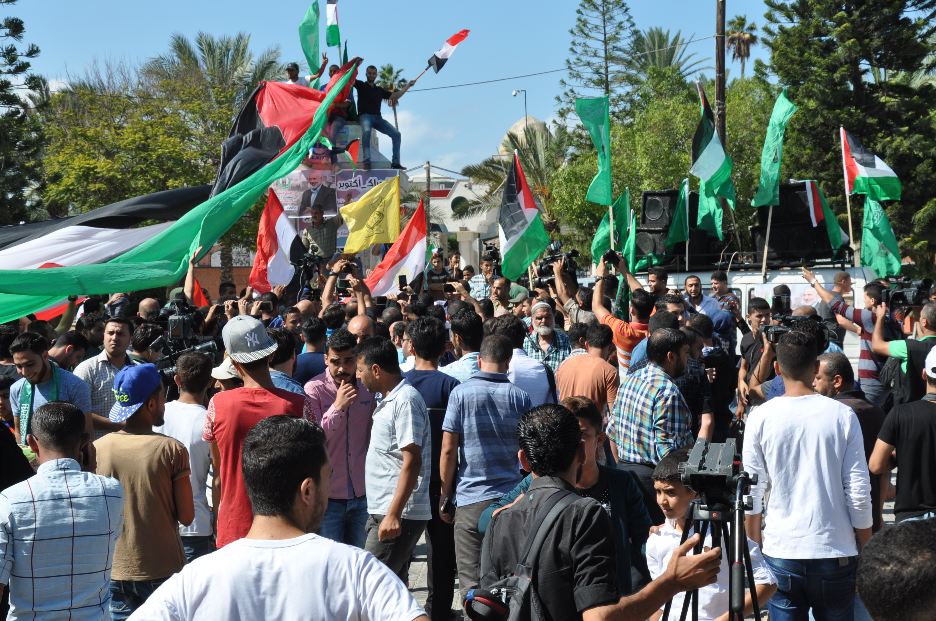 عشرات الفلسطينيين وسط قطاع غزة للتعبير عن فرحتهم بالمصالحة وإنهاء الانقسام