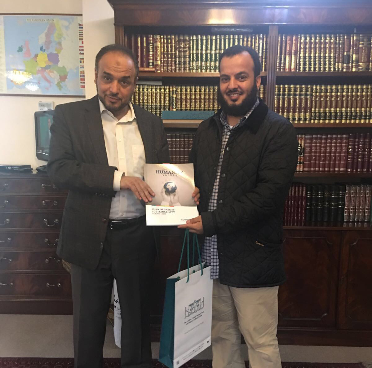 نائب مدير جمعية النجاة الخيرية الكويتية جابر الوندة مع ممثل عن المركز الثقافي الاسلامي بلندن