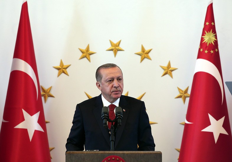 الرئيس التركي رجب طيب اردوغان يلقي كلمة خلال اجتماع مع رؤساء أفرع حزب (العدالة والتنمية) الحاكم