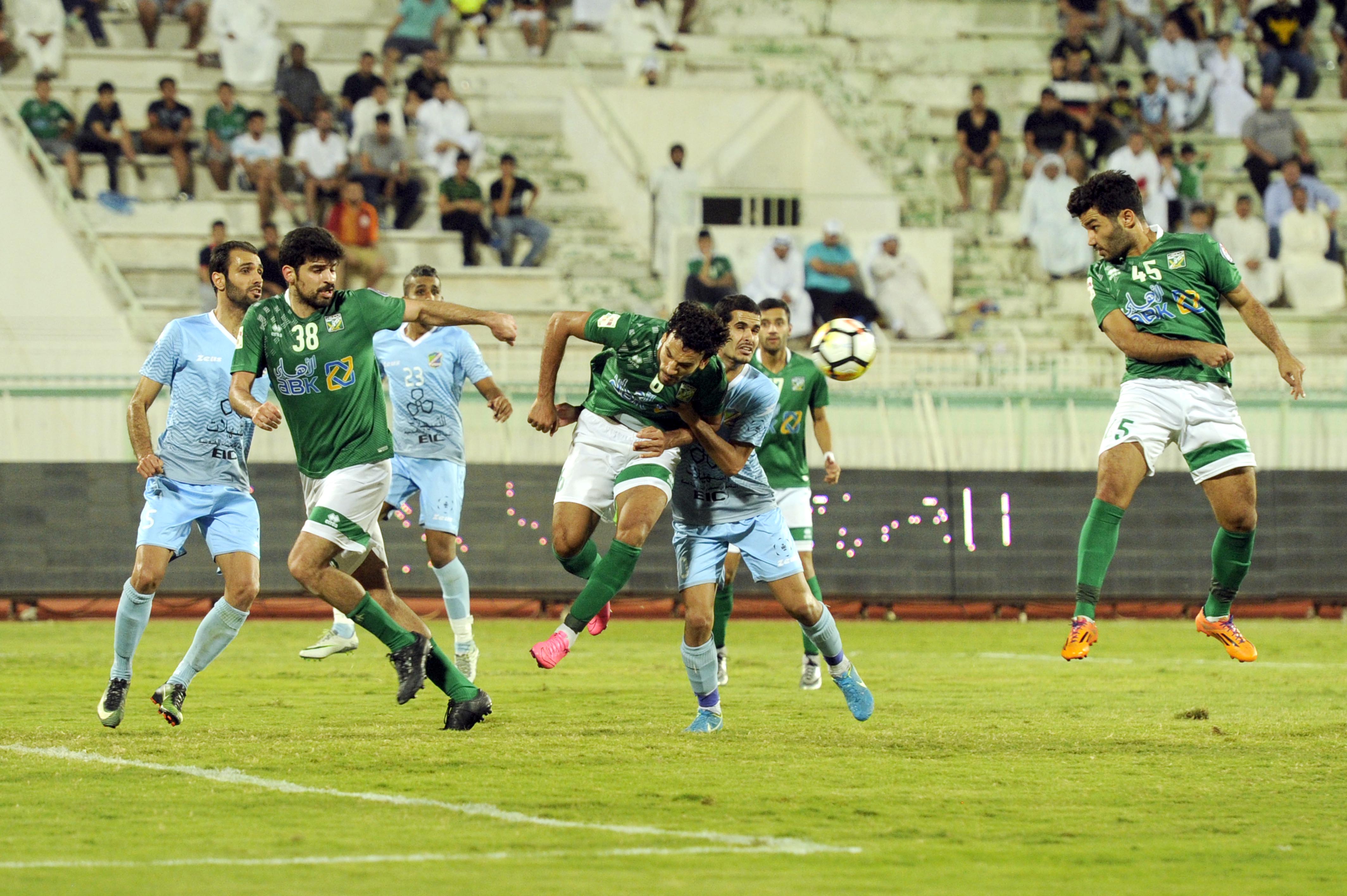 جانب من مباراة السالمية ونظيره العربي ضمن مباريات الاسبوع الخامس من بطولة دوري (فيفا) لكرة القدم