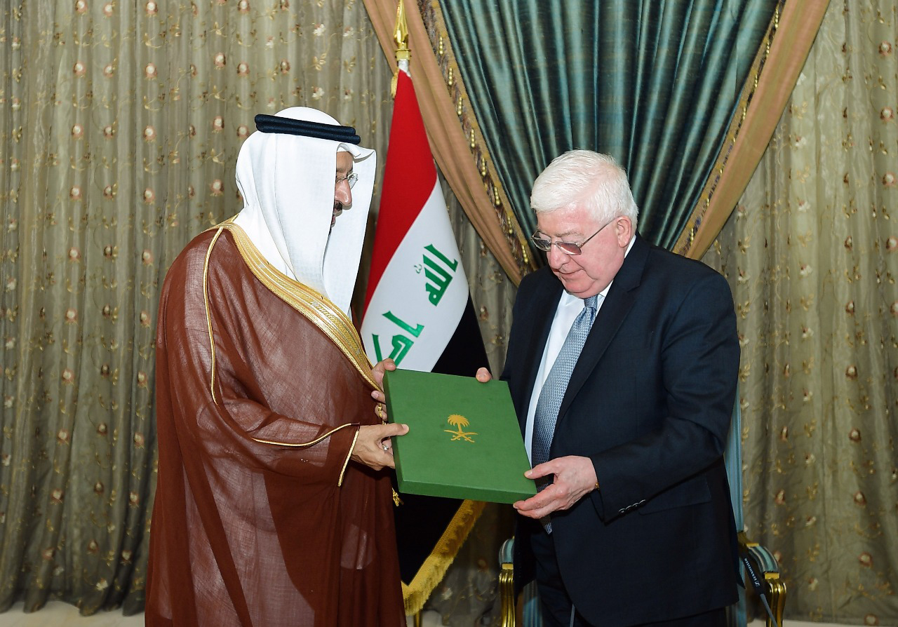 الرئيس العراقي فؤاد معصوم خلال لقائه مع وزير الطاقة السعودي خالد الفالح