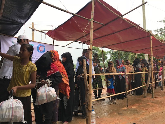 (الهلال الأحمر الكويتي) تقدم مساعدات إنسانية للاجئي الروهينغيا في بنغلاديش