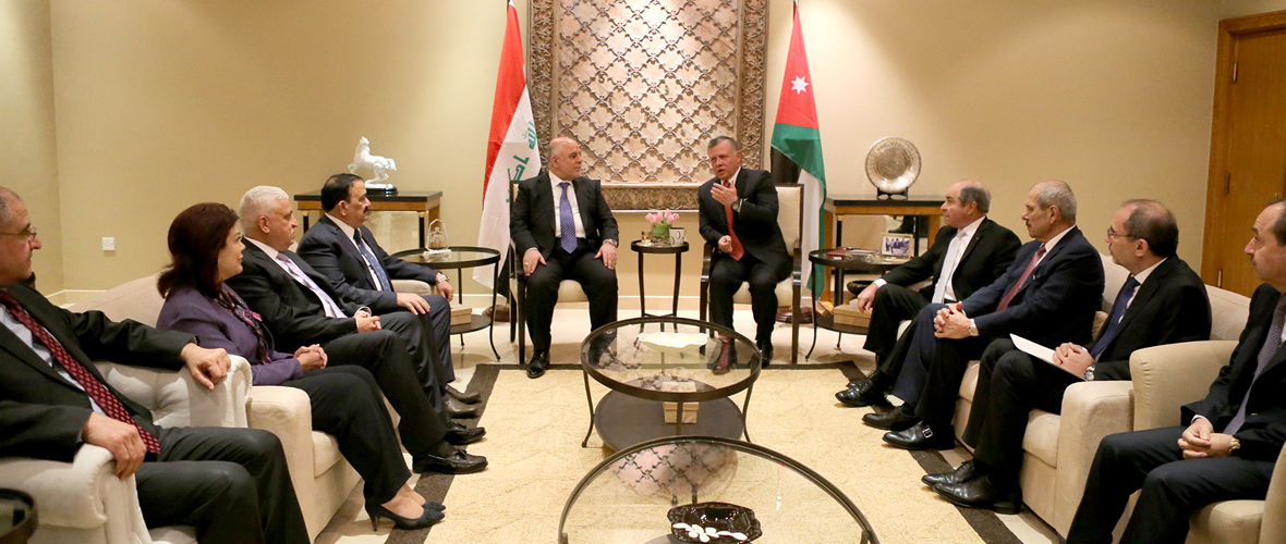 العاهل الاردني الملك عبدالله الثاني خلال لقائه مع رئيس الوزراء العراقي حيدر العبادي