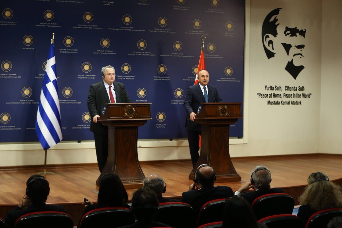 وزير الخارجية التركي مولود جاويش أوغلو مع نظيره اليوناني نيكوس كوتزياس خلال المؤتمر الصحفي المشترك