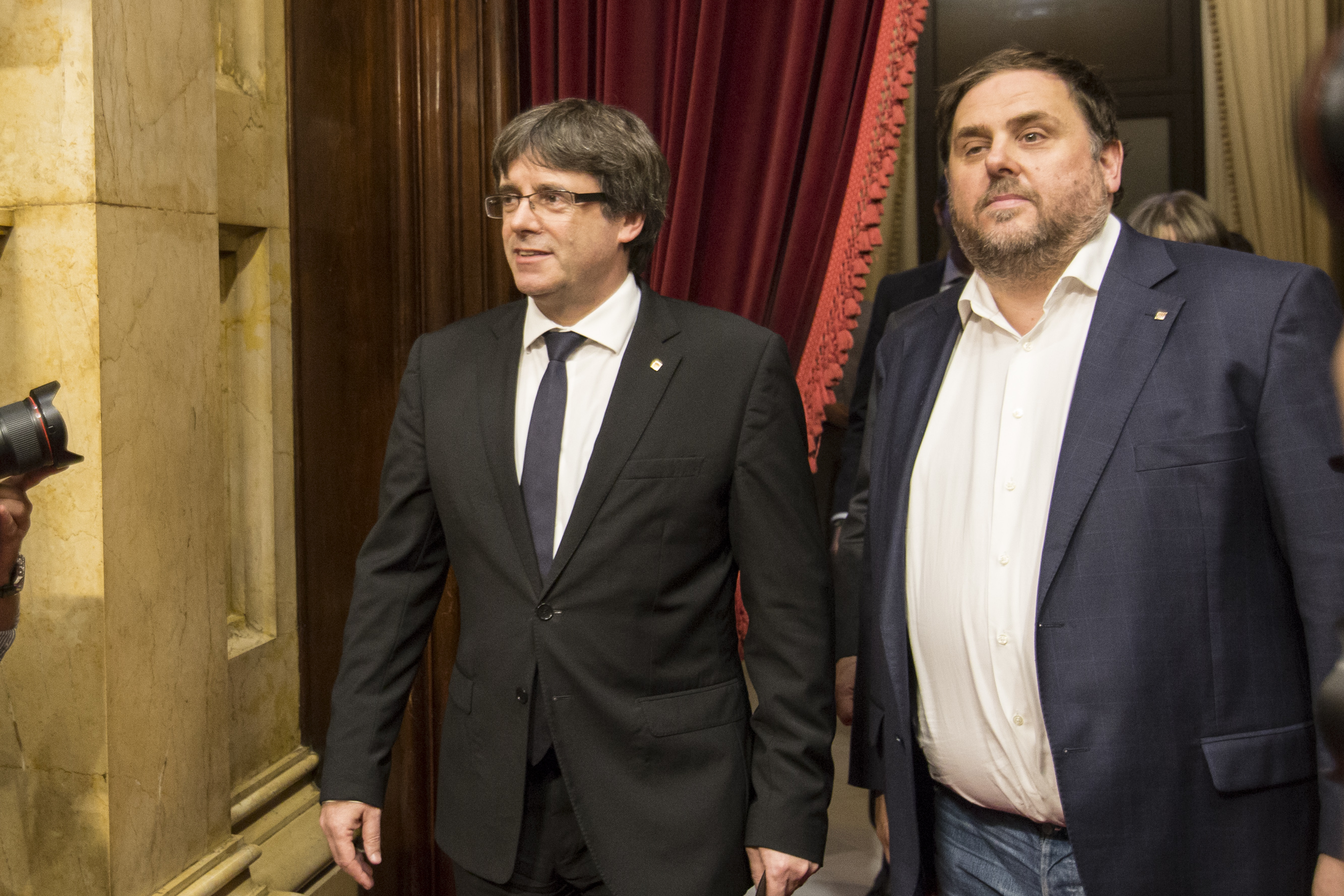 رئيس  اقليم (كتالونيا) المقال كارليس بويجديمونت ونائبه أوريول جونكيراس
