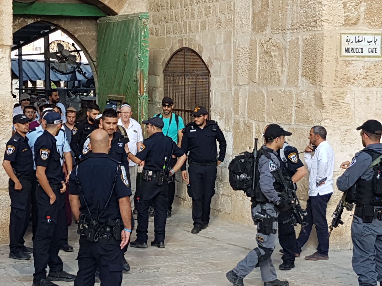 عشرات المستوطنين يقتحمون باحات المسجد الأقصى