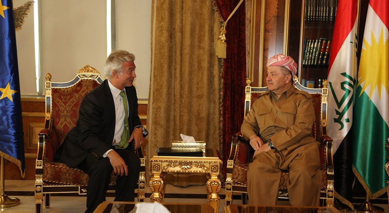 رئيس اقليم كردستان العراق مسعود بارزاني خلال لقاء مع سفير الاتحاد الاوروبي في العراق رامون بليكوا